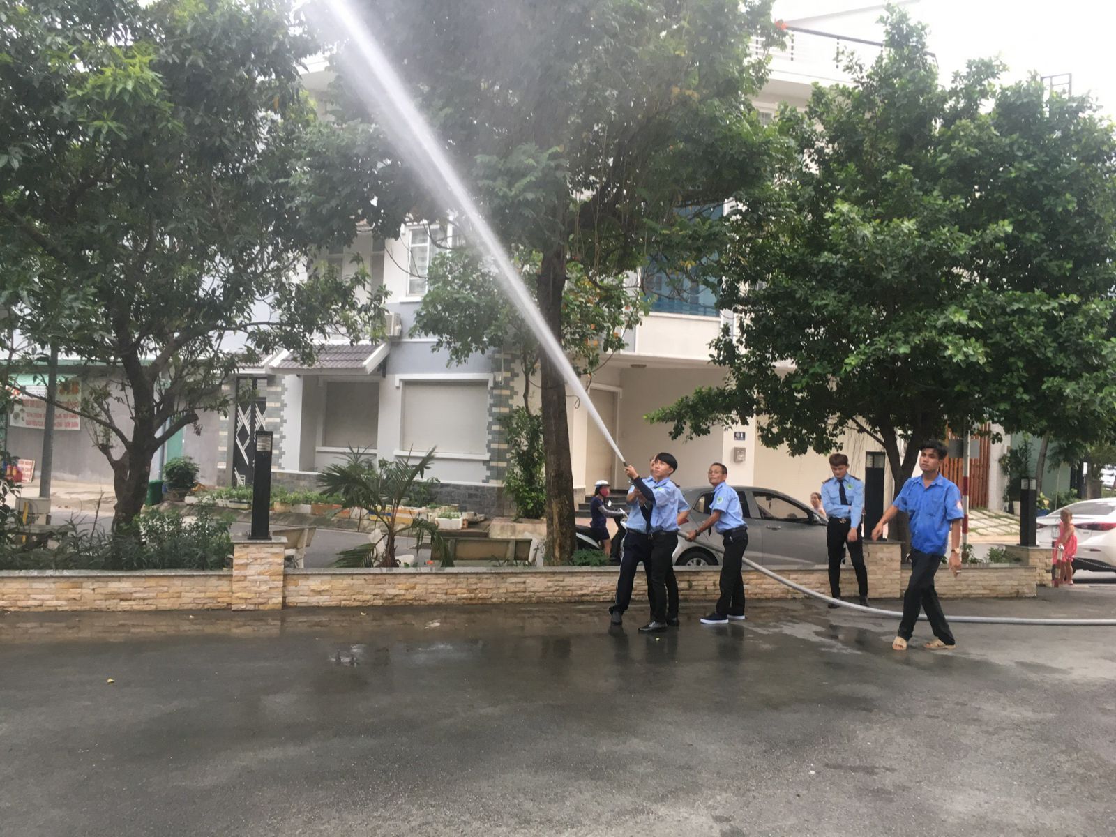 Luyện tập phun Vòi rồng chữa cháy chung cư